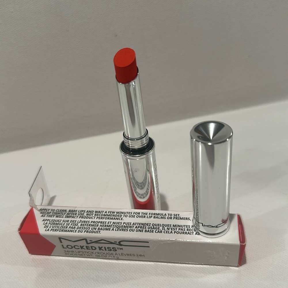 MAC LOCKED KISS GUSTY RED (81) 24 HR LIPSTICK. FULL SIZE